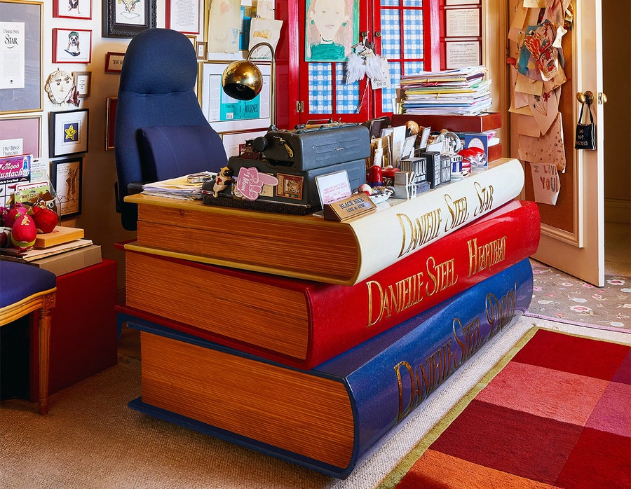 danielle-steeles-desk